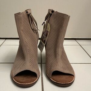 NWT: Toms size 8.5 heeled suede perforated peep toe booties in beige